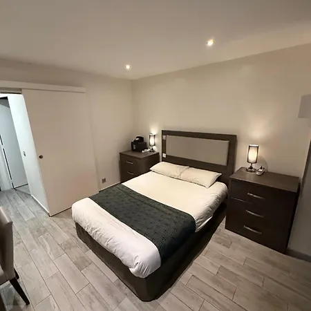 Hotel Mary's République 2*