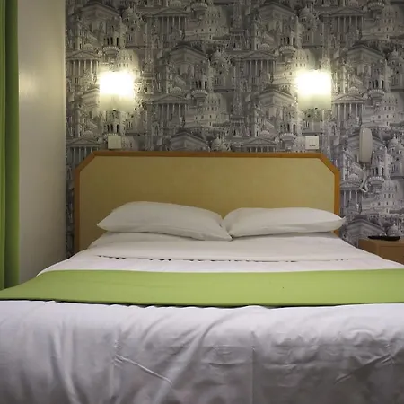 Hotel Mary's République 2*