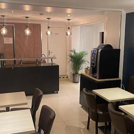 Otel Mary's Republique 2*