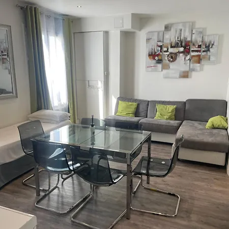 Mary's Republique Hotell