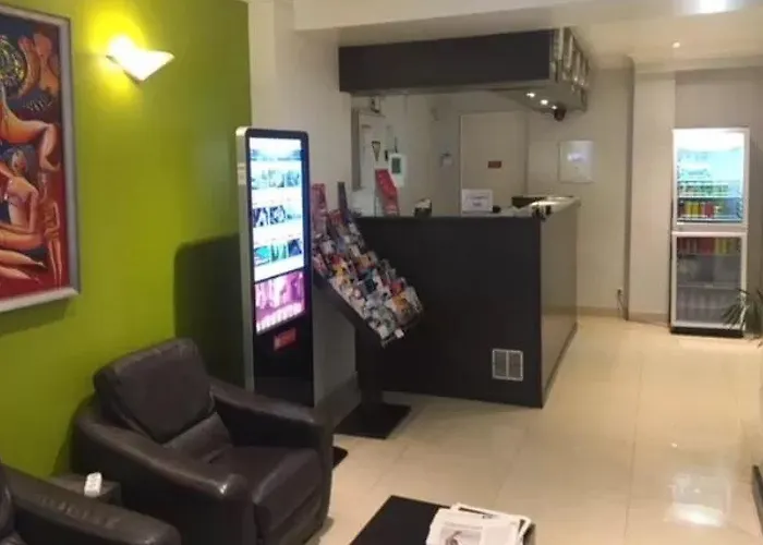 Mary's République Hotel 2*