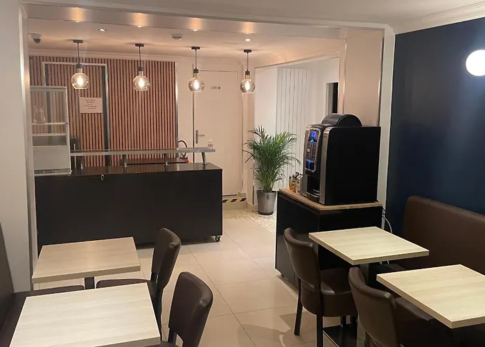 Hotel Mary's République 2*