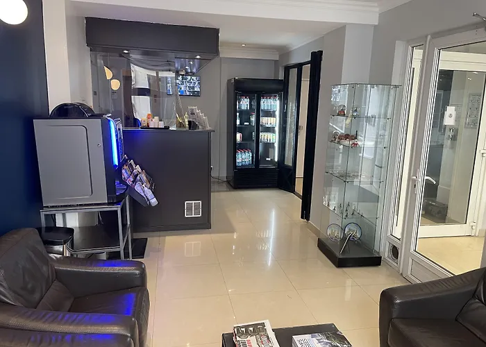 Hotel Mary's République 2*