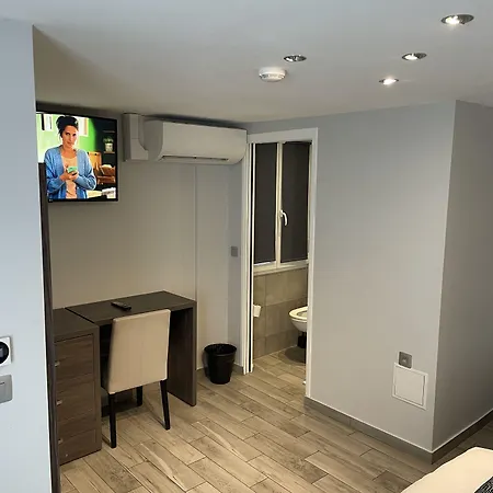 Mary's Republique 2* Paříž